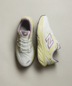 Alternative view of New Balance 800